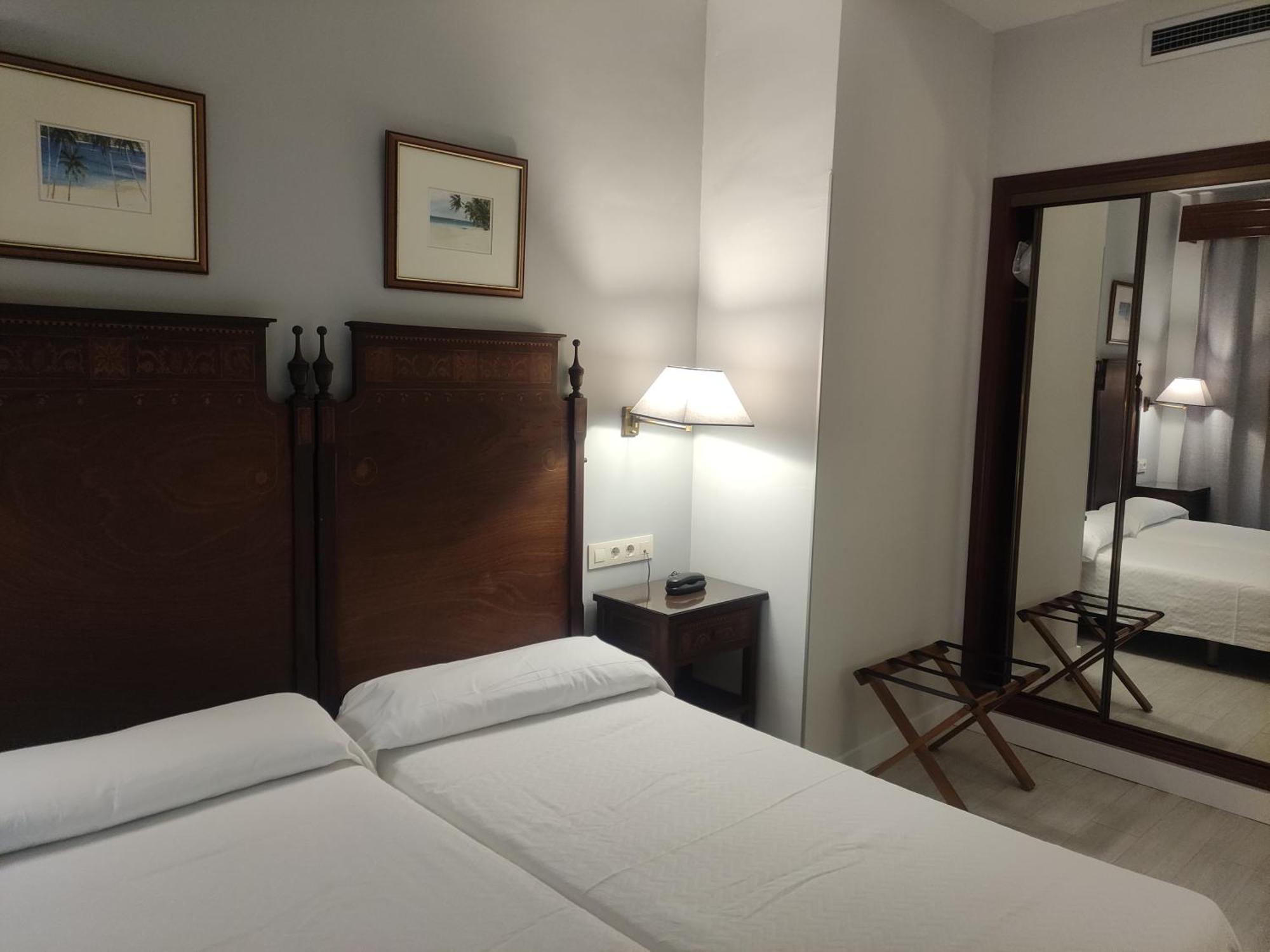 Hotel Iberia Plaza America Caceres Ngoại thất bức ảnh